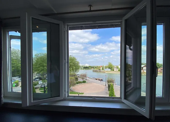 Best Western Le Cheval Blanc -Vue Sur Le Port-Plein Centre Ville Honfleur